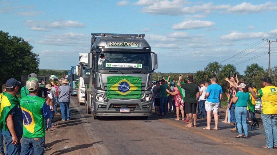 MT: MANIFESTANTES BOLSONARISTAS PEDEM DITADURA MILITAR:   Comboio de caminhões que segue para Cuiabá mobiliza população na passagem por Lucas do Rio Verde