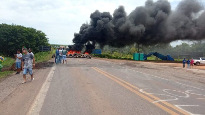 Manifestantes voltam a bloquear trecho da BR 163 em Lucas do Rio Verde