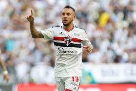 São Paulo anuncia renovação com lateral Rafinha até o fim de 2023