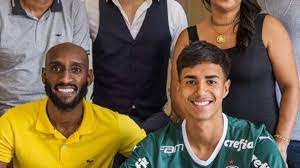 Colega de Endrick no sub-17, zagueiro Vitor Reis assina 1º contrato profissional com o Palmeiras