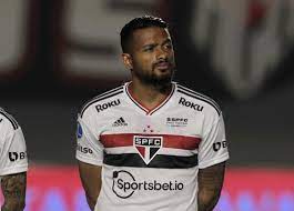 São Paulo define saída de Reinaldo, mas lateral viajará a Goiânia