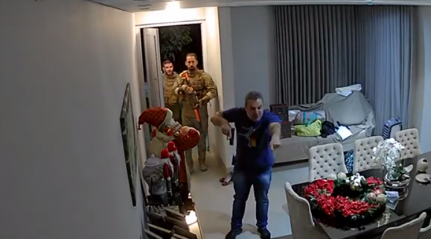 Vídeo; sem mandado, delegado arromba porta e invade casa em condomínio de luxo