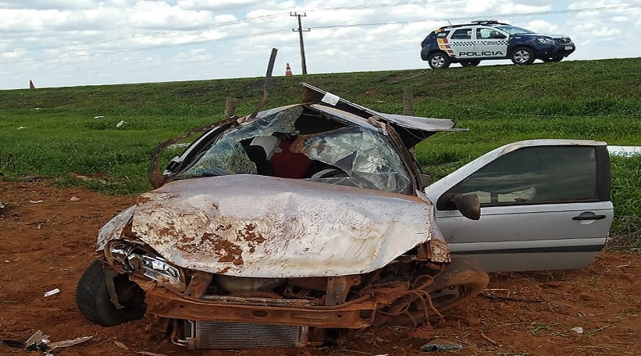 MT-130: Passageiro de picape morre e motorista fica ferido após capotamento