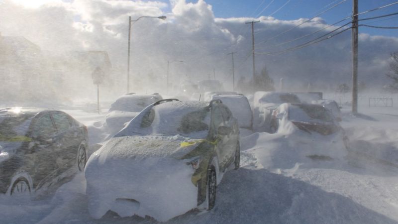 Onda de frio deixa americanos presos em carros por dias no Estado de Nova York