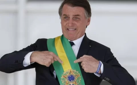 Bolsonaro irá aos EUA e não passará faixa presidencial para Lula