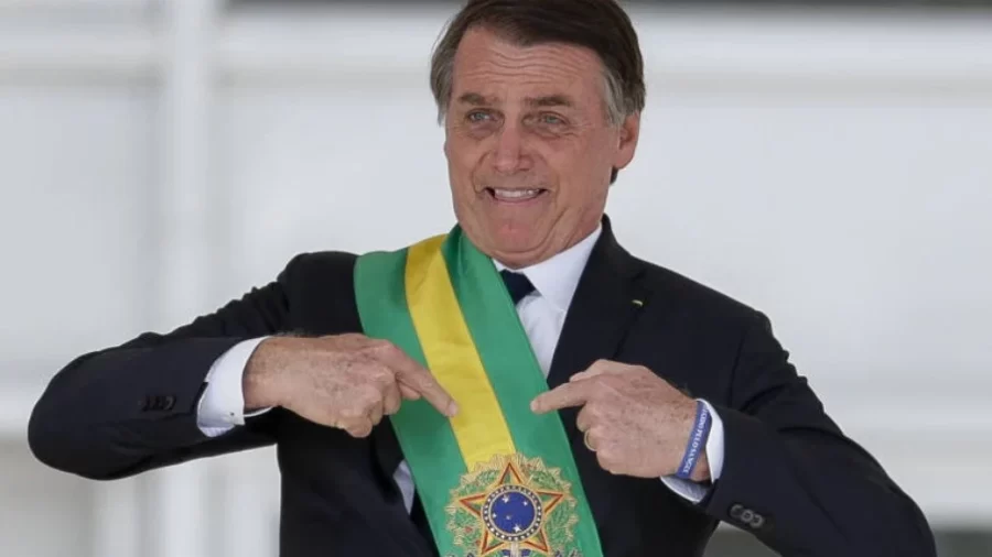 Bolsonaro irá aos EUA e não passará faixa presidencial para Lula