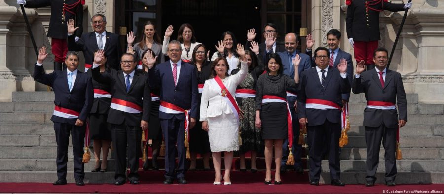 Nova presidente do Peru anuncia gabinete em meio a protestos