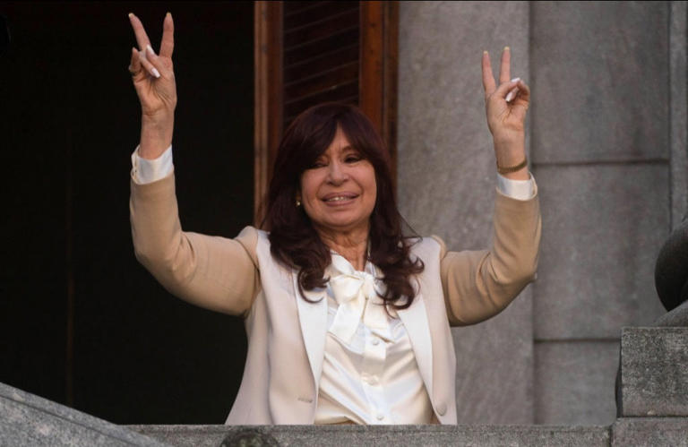 Cristina Kirchner se manifesta após ser condenada a 6 anos de prisão por corrupção