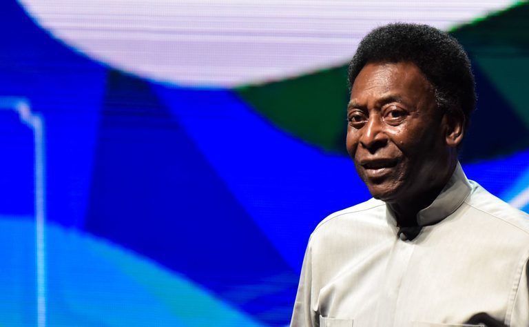 Filho de Pelé chega a hospital para passar Natal ao lado do pai