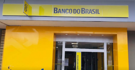 Mulher quebra porta de banco após não conseguir sacar dinheiro