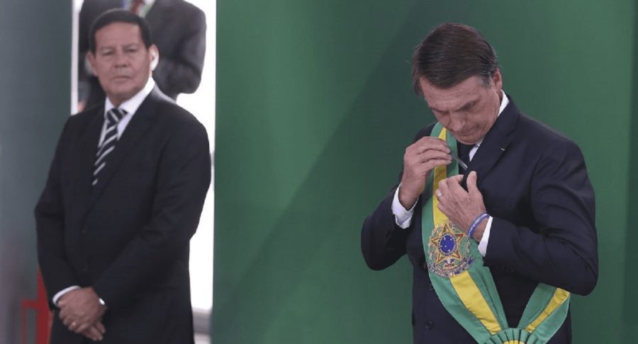 Aliados tentam convencer Bolsonaro a passar faixa a Lula