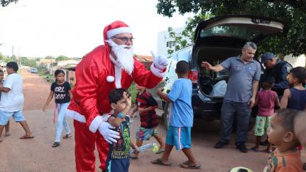 Polícia Militar entrega brinquedos e cestas básicas em comemoração ao Natal em Mato Grosso