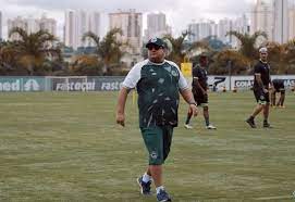 Guto Ferreira comanda primeiro treino no Goiás