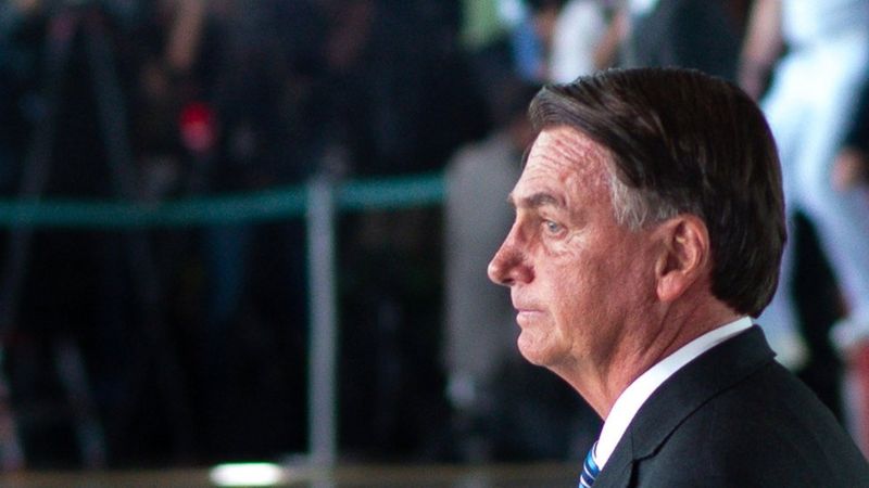 Bolsonaro está internado em hospital nos EUA, diz Michelle