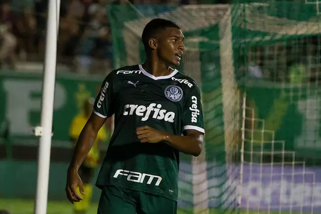 Convocado pela Seleção sub-20, Luis Guilherme se despede do elenco do Palmeiras na Copinha