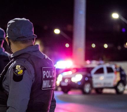 Dois homens são baleados em conveniência durante a noite