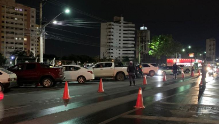 Três motoristas são presos por embriaguez ao volante e 15 veículos são removidos em Cuiabá