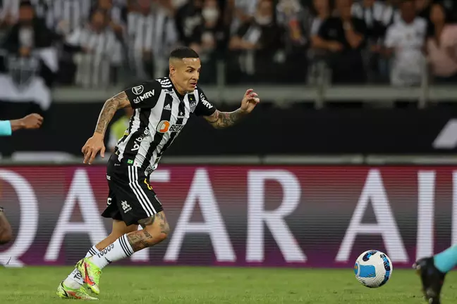 Pedido pela torcida do Corinthians, Guilherme Arana permanecerá no Atlético-MG