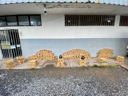 Homem é preso com quase 400 kg de maconha em borracharia