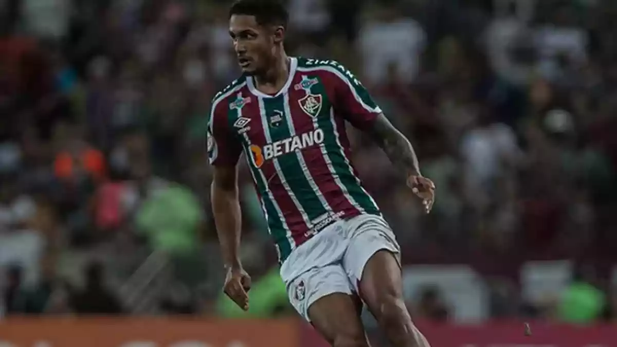 Fora dos planos do Fluminense, lateral Cristiano é liberado do clube