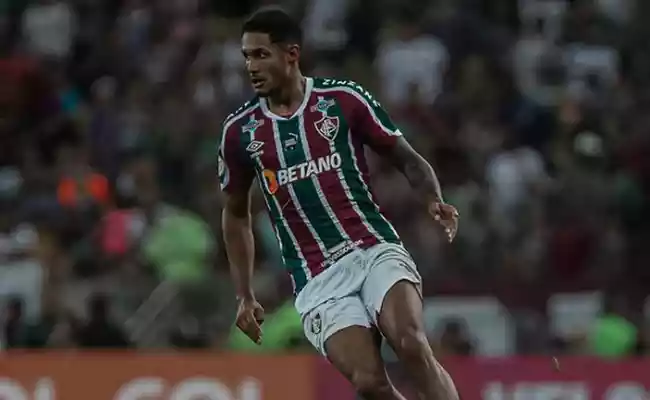 Fora dos planos do Fluminense, lateral Cristiano é liberado do clube