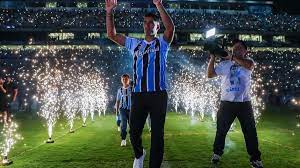 Suárez é apresentado no Grêmio com Arena lotada, se emociona com recepção e promete gols