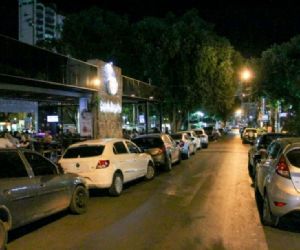 Bêbada é presa após bater Mobi em Camaro na Praça Popular