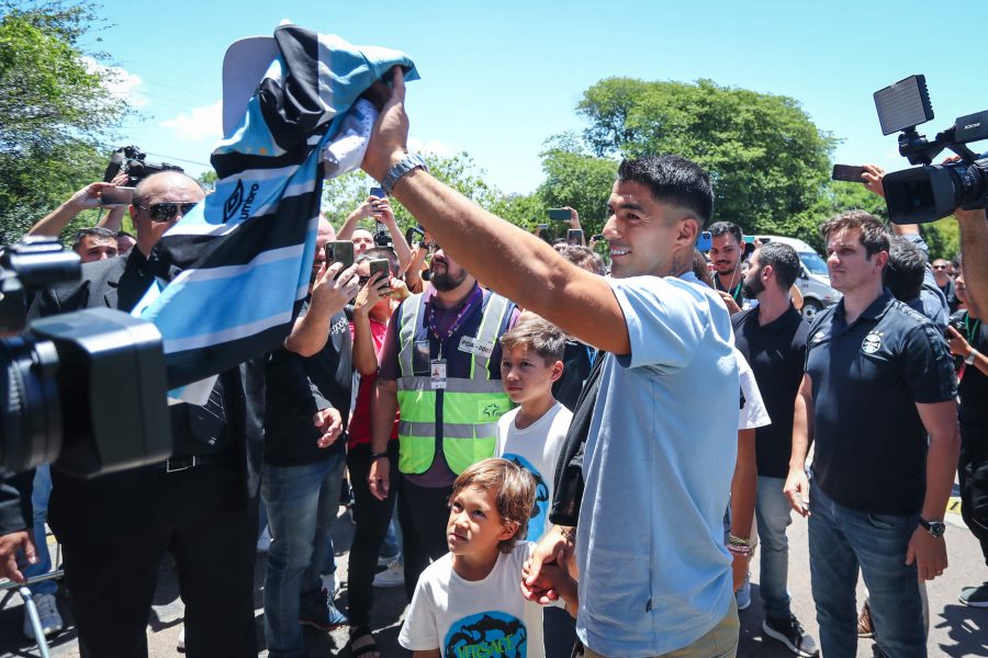 Suárez chega a Porto Alegre e é recebido com festa por torcedores