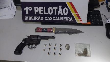 Marido é preso com arma e faca após ameaçar a esposa