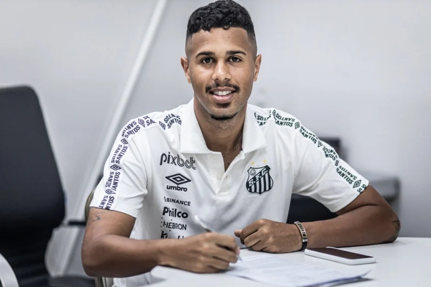 Santos acerta a renovação contratual do meia Ed Carlos