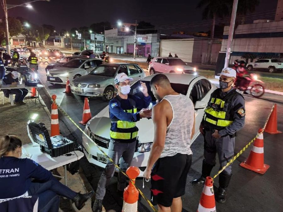 Operação Lei Seca termina com 4 motoristas presos e 29 veículos removidos