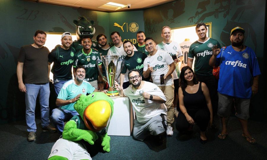 Com sócios-torcedores, Palmeiras leva taças de Copinha e Supercopa para sala de troféus