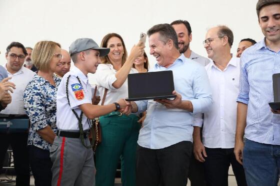 MT:  EM PRIMAVERA E ÁGUA BOA:   Governo entrega duas escolas militares, materiais e equipamentos tecnológicos a estudantes