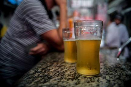 Homem tem parte da orelha cortada em discussão de bar