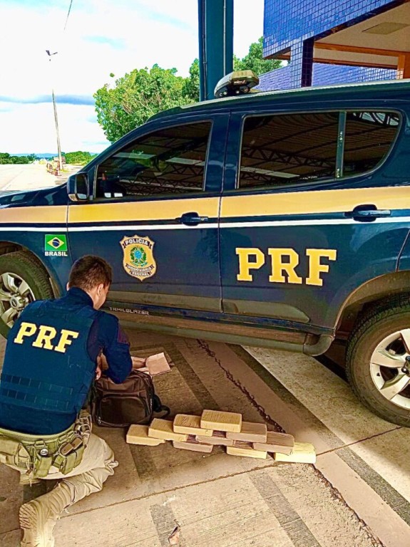 PRF apreende passageiro com 13,5 kg de maconha em Cuiabá