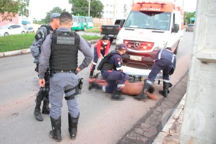 Homem é baleado ao tentar fugir da polícia após roubo de carro