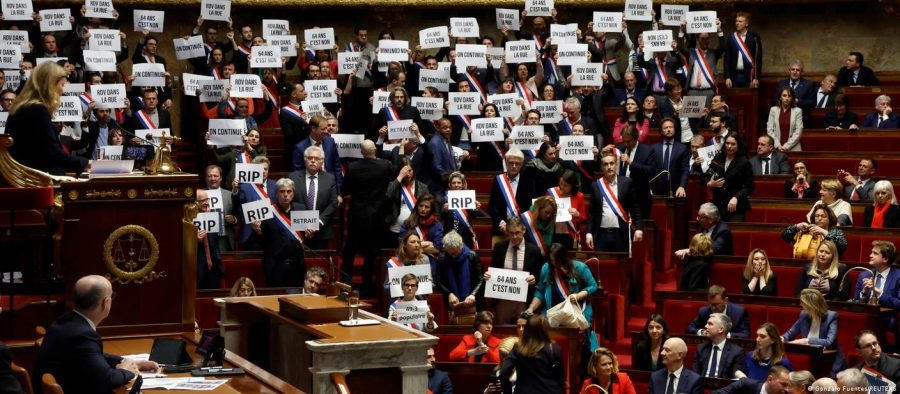 Governo francês resiste a moções, mas está longe da calmaria