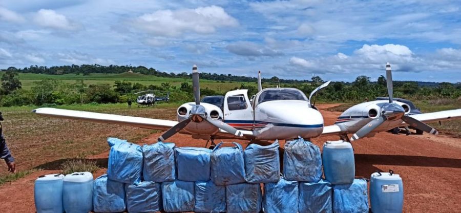 Polícia Federal apreende 400 kg de cocaína dentro de avião em MT