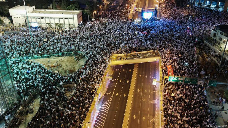 Por que milhares de israelenses estão protestando