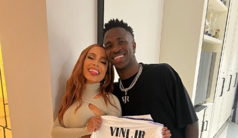 Vinícius Jr dá presente para Anitta em encontro com a cantora na cidade de Madrid