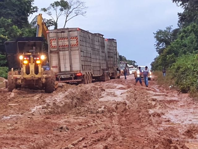 MT:  CAOS PERMANECE EM RODOVIA ESTADUAL:   MT-170: motoristas levam até oito dias para percorrer cerca de 270 km