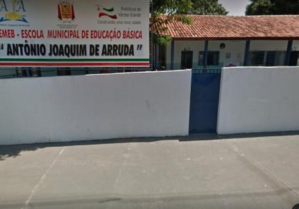 Confusão de pais na saída de escola termina na delegacia