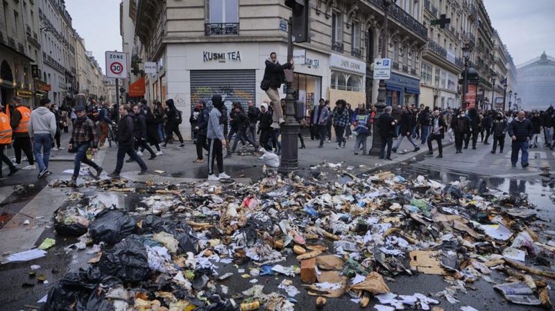 Por que Paris está repleta de lixo