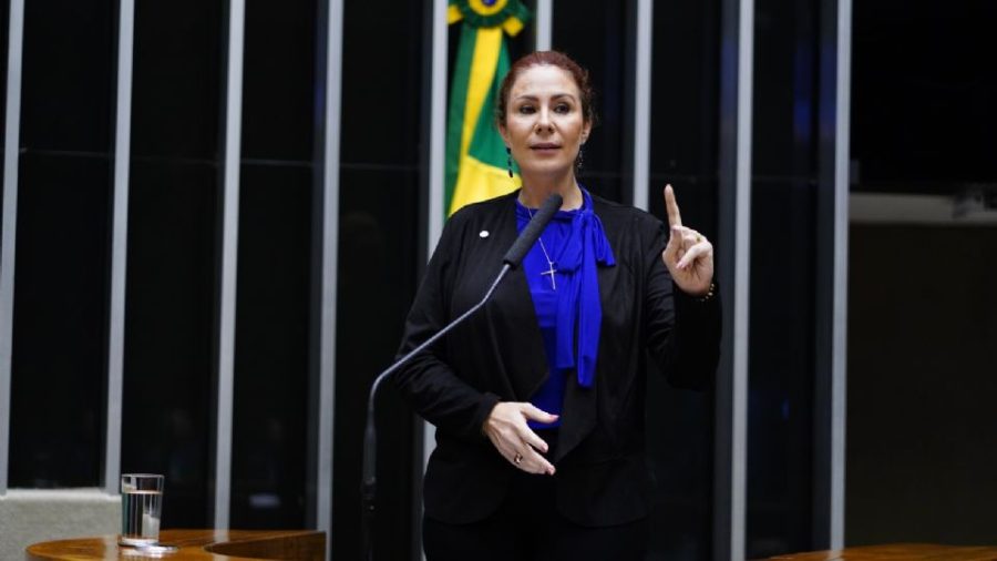 Carla Zambelli se afasta da Câmara para “tratamento rigoroso” após diagnóstico de doença