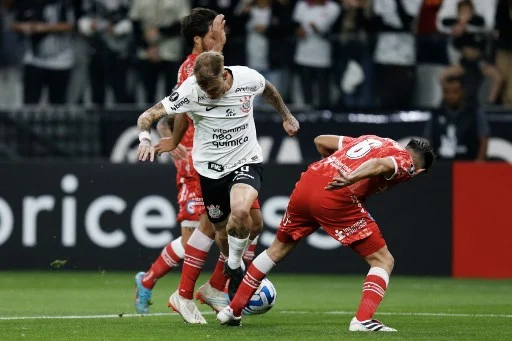 Corinthians perde para o Argentinos Juniors pela Libertadores, e Lázaro vê pressão crescer