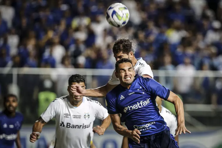 Em jogo movimentado, Cruzeiro supera o Grêmio e vence primeira no Brasileirão