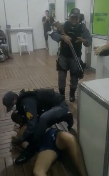 HORAS DE ESPERA: policiais são acusados de agressão em policlínica