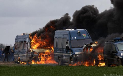 “Mais de mil policiais feridos” em protestos na França