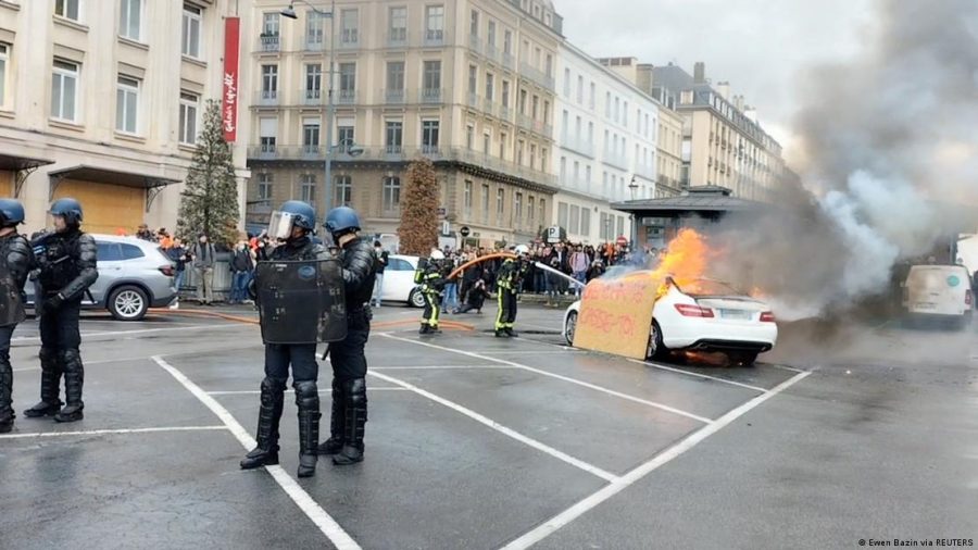 Macron sanciona reforma da Previdência