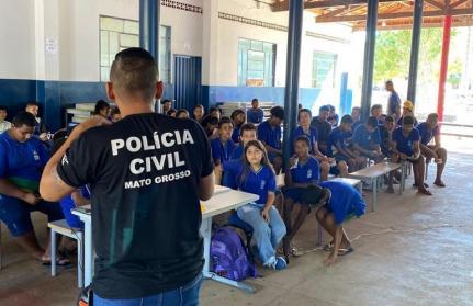 Estudantes recebem palestra sobre cultura e paz nas escolas